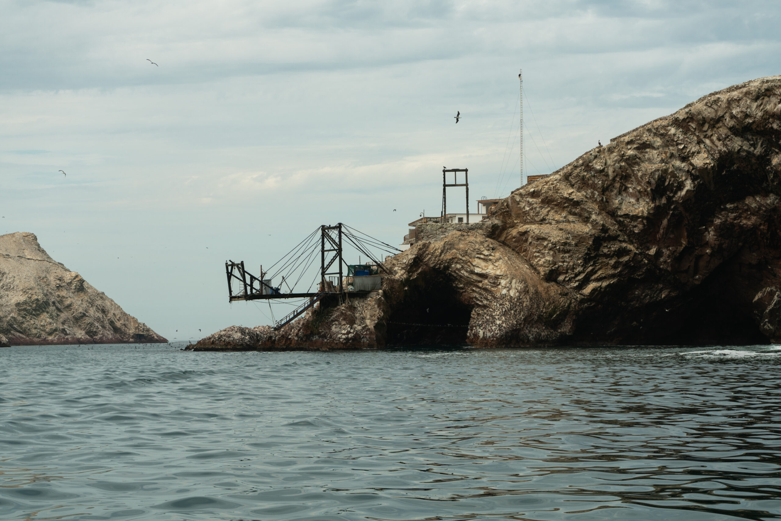Vista del antiguo muelle de las Islas Ballestas - Paracas, sobre las formaciones rocosas junto al mar.