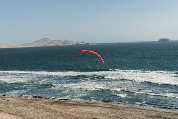 Parapente en Paracas - Disfruta del vuelo en parapente sobre las costas y dunas de Paracas, una de las experiencias más emocionantes de Ica.