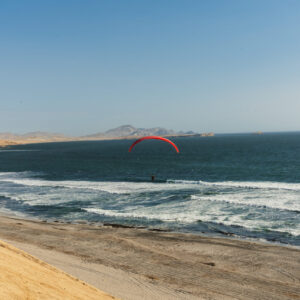 Parapente en Paracas - Disfruta del vuelo en parapente sobre las costas y dunas de Paracas, una de las experiencias más emocionantes de Ica.