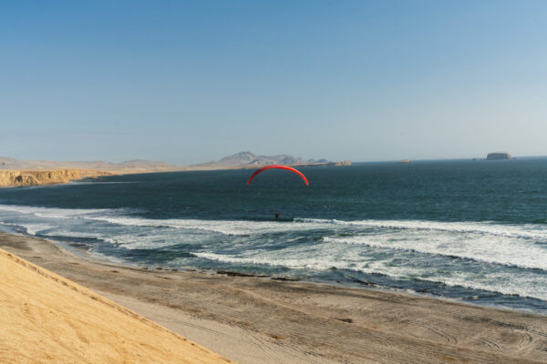 Parapente en Paracas - Disfruta del vuelo en parapente sobre las costas y dunas de Paracas, una de las experiencias más emocionantes de Ica.