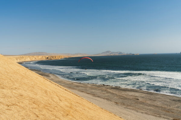 Parapente en Paracas - Disfruta del vuelo en parapente sobre las costas y dunas de Paracas, una de las experiencias más emocionantes de Ica.