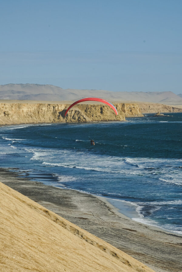 Parapente en Paracas - Disfruta del vuelo en parapente sobre las costas y dunas de Paracas, una de las experiencias más emocionantes de Ica.