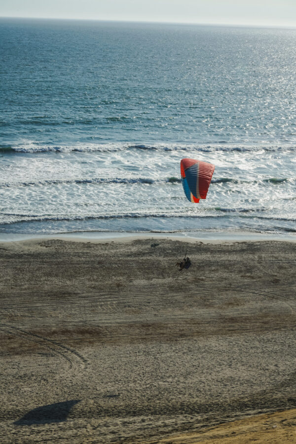 Parapente en Paracas - Disfruta del vuelo en parapente sobre las costas y dunas de Paracas, una de las experiencias más emocionantes de Ica.