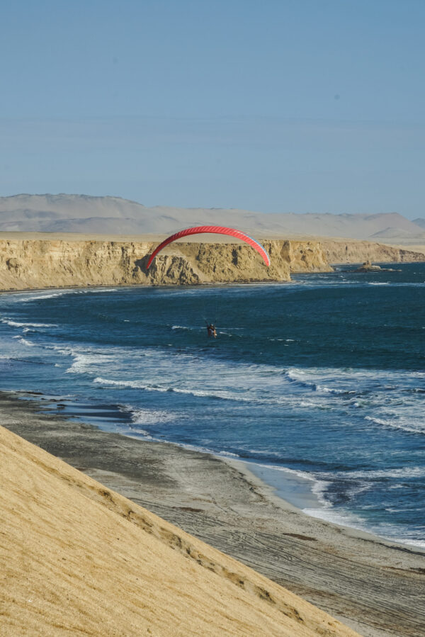 Parapente en Paracas - Disfruta del vuelo en parapente sobre las costas y dunas de Paracas, una de las experiencias más emocionantes de Ica.