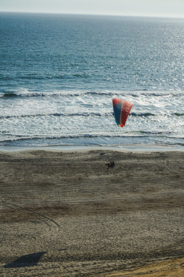 Parapente en Paracas - Disfruta del vuelo en parapente sobre las costas y dunas de Paracas, una de las experiencias más emocionantes de Ica.