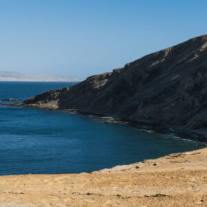 Playa Rocosa La Mina Paracas - Vista panorámica de Playa Rocosa La Mina, con su agua cristalina y formaciones rocosas, ubicada en la región de Paracas Ica