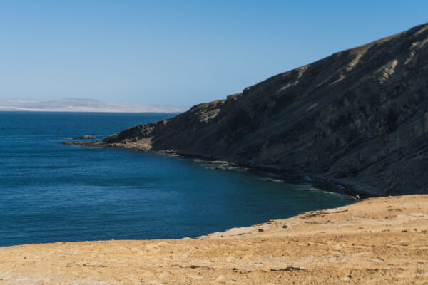 Playa Rocosa La Mina Paracas - Vista panorámica de Playa Rocosa La Mina, con su agua cristalina y formaciones rocosas, ubicada en la región de Paracas Ica