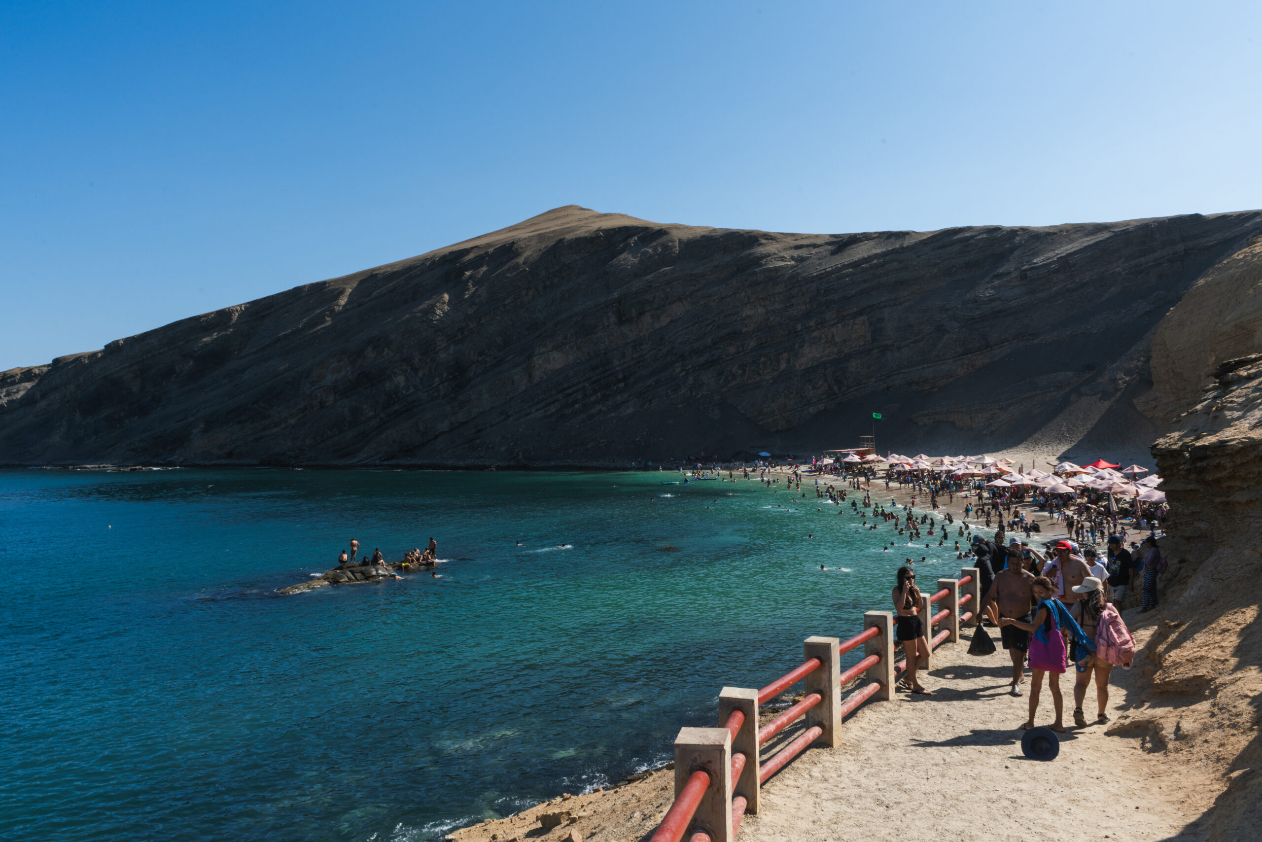 Playa La Mina Paracas - Vista panorámica de la tranquila Playa La Mina, ubicada en la costa de Paracas Ica, con aguas cristalinas y paisajes impresionantes.