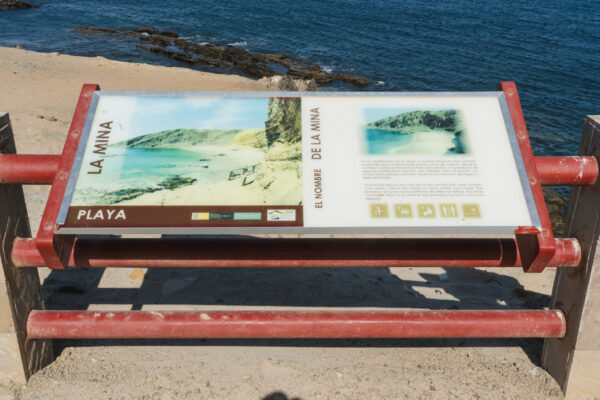 Playa La Mina Paracas - Vista panorámica de la tranquila Playa La Mina, ubicada en la costa de Paracas Ica, con aguas cristalinas y paisajes impresionantes.