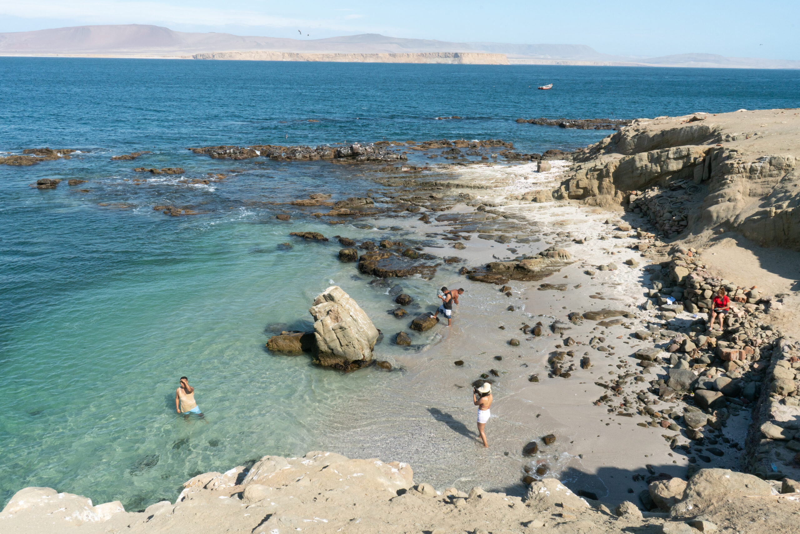 Playa Rocosa La Mina Paracas - Vista panorámica de Playa Rocosa La Mina, con su agua cristalina y formaciones rocosas, ubicada en la región de Paracas Ica