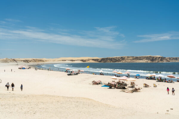 Playa Yumaque Paracas - Vista panorámica de Playa Yumaque, una playa tranquila con dunas doradas y aguas cristalinas, ubicada en la región de Paracas Ica.