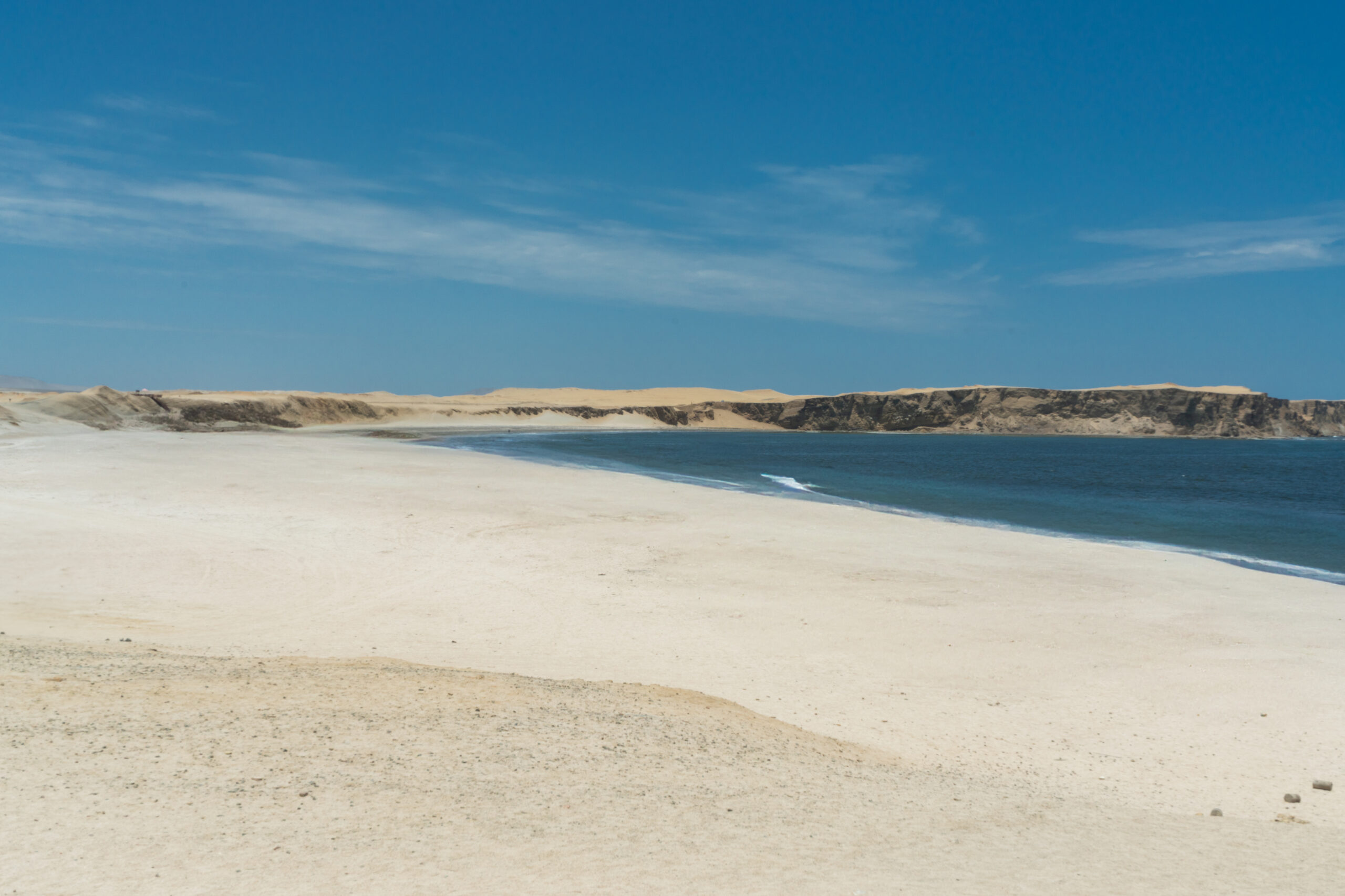 Playa Yumaque Paracas - Vista panorámica de Playa Yumaque, una playa tranquila con dunas doradas y aguas cristalinas, ubicada en la región de Paracas Ica.