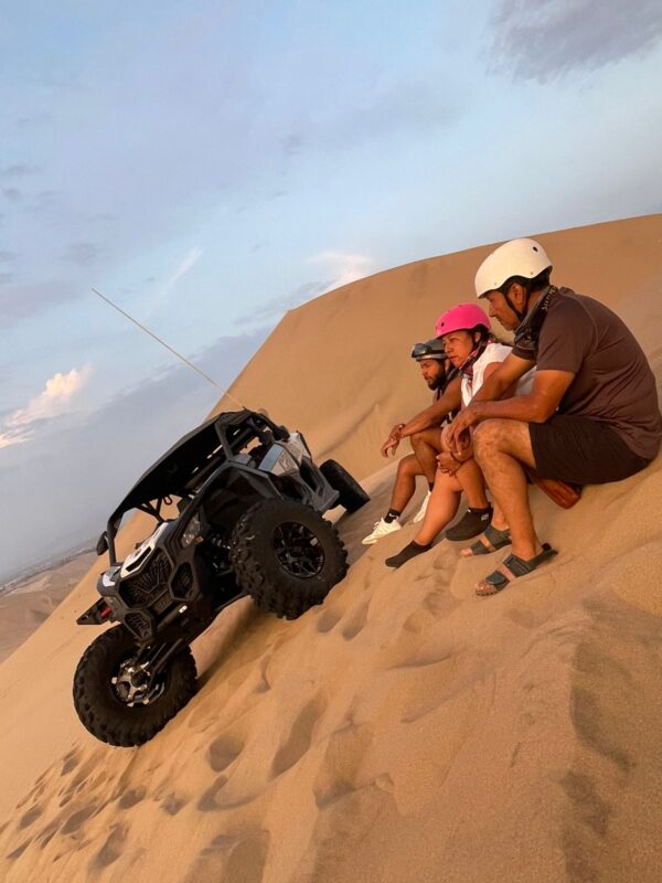 Aventura en Huacachina conduciendo un UTV en las dunas, emoción y diversión en el desierto peruano.