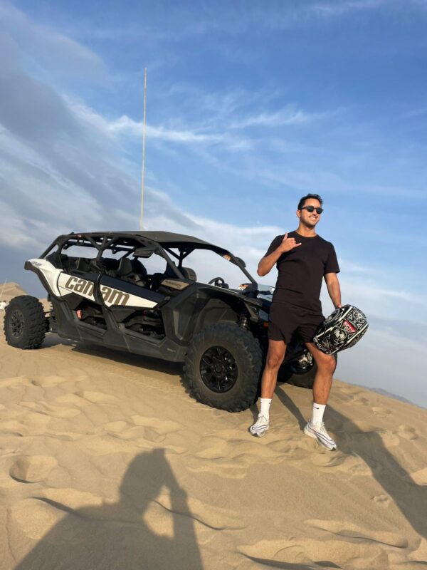 Aventura en Huacachina conduciendo un UTV en las dunas, emoción y diversión en el desierto peruano.