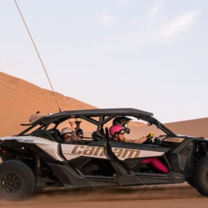 Aventura en Huacachina conduciendo un UTV en las dunas, emoción y diversión en el desierto peruano.