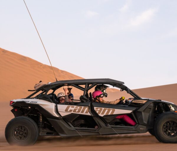 Aventura en Huacachina conduciendo un UTV en las dunas, emoción y diversión en el desierto peruano.
