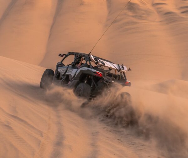 Aventura en Huacachina conduciendo un UTV en las dunas, emoción y diversión en el desierto peruano.