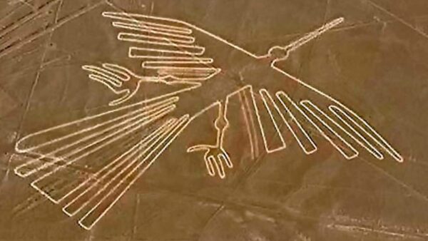 Sobrevuelo de las Líneas de Nasca, figuras geométricas y animales en el desierto de Perú vistas desde un avión.