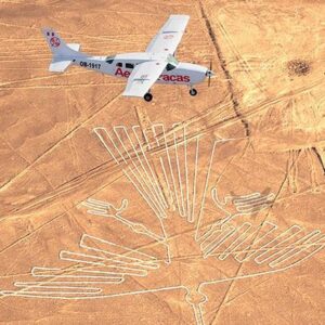 Sobrevuelo de las Líneas de Nasca, figuras geométricas y animales en el desierto de Perú vistas desde un avión.