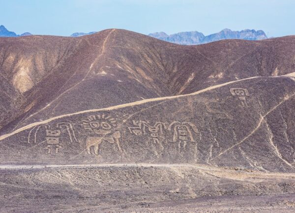 ### - Sobrevuelo de las Líneas de Nasca, figuras geométricas y animales en el desierto de Perú vistas desde un avión.